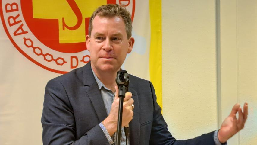 Oberbürgermeister Ulf Kämpfer bei seiner Ansprache.